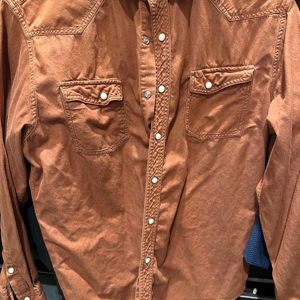 Fossil burnt orange long sleeve polo with Pearl buttons. Size 54 so M/L.